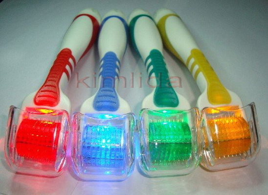 Rullo di titanio tenuto in mano di derma di 540 aghi LED con la testa variabile
