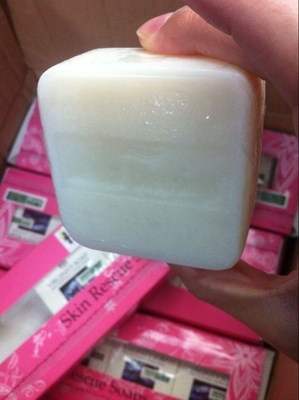 Verginità di erbe naturale di 100% che stringe sapone